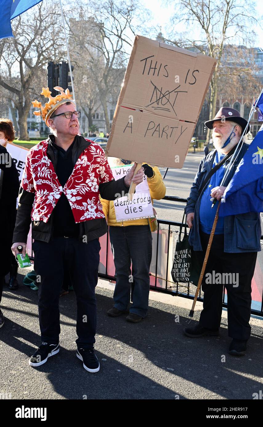 Londres, Royaume-Uni.Des manifestants anti-gouvernementaux ont manifesté sur la place du Parlement le jour où le Premier ministre Boris Johnson a dû faire face à d'autres questions sur les parties en confinement au n° 10 Downing Street. Banque D'Images