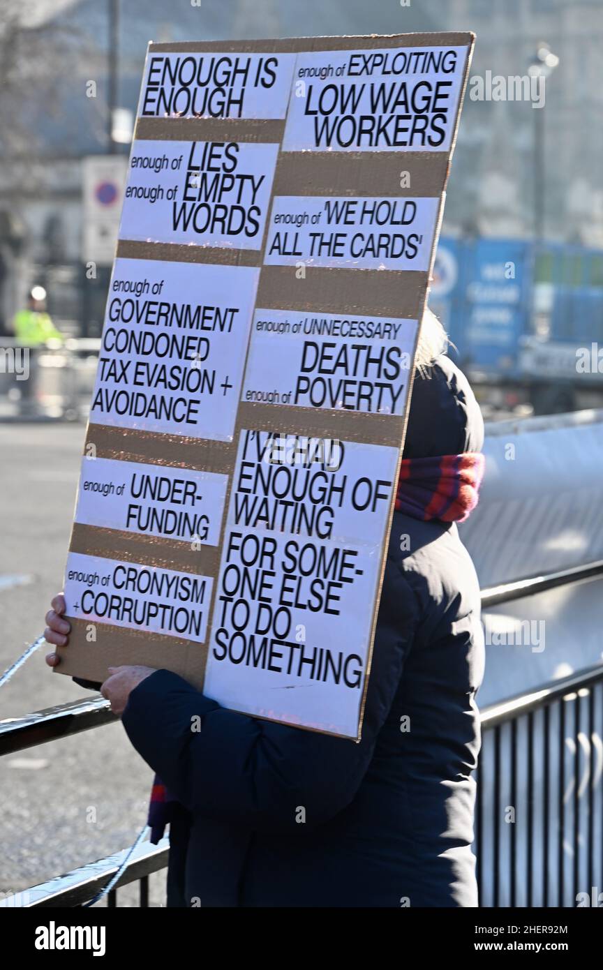 Londres, Royaume-Uni.Des manifestants anti-gouvernementaux ont manifesté sur la place du Parlement le jour où le Premier ministre Boris Johnson a dû faire face à d'autres questions sur les parties en confinement au n° 10 Downing Street. Banque D'Images