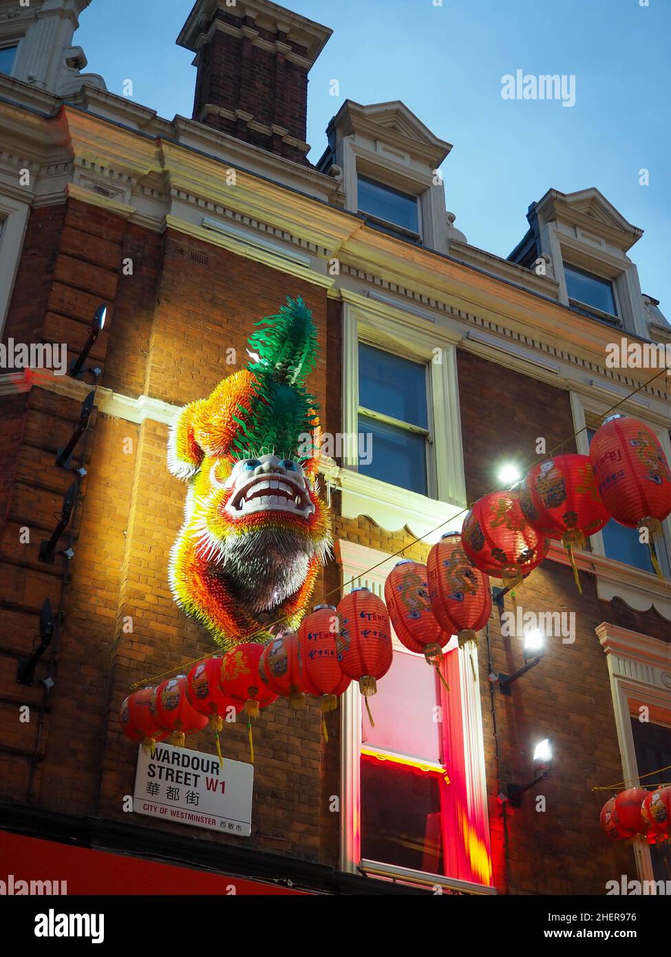 China Town Londres, dragon chinois marchant sur le côté d'un bâtiment. Banque D'Images