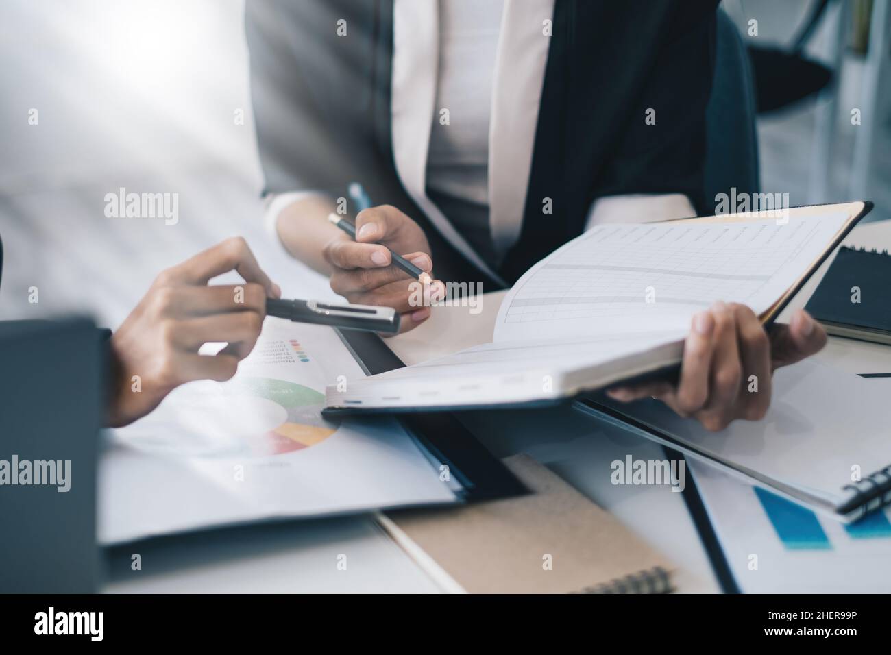 L'équipe d'affaires consulte l'inspecteur d'audit budget des finances à la salle de réunion de l'entreprise.Concept de compte et de lutte contre la corruption. Banque D'Images