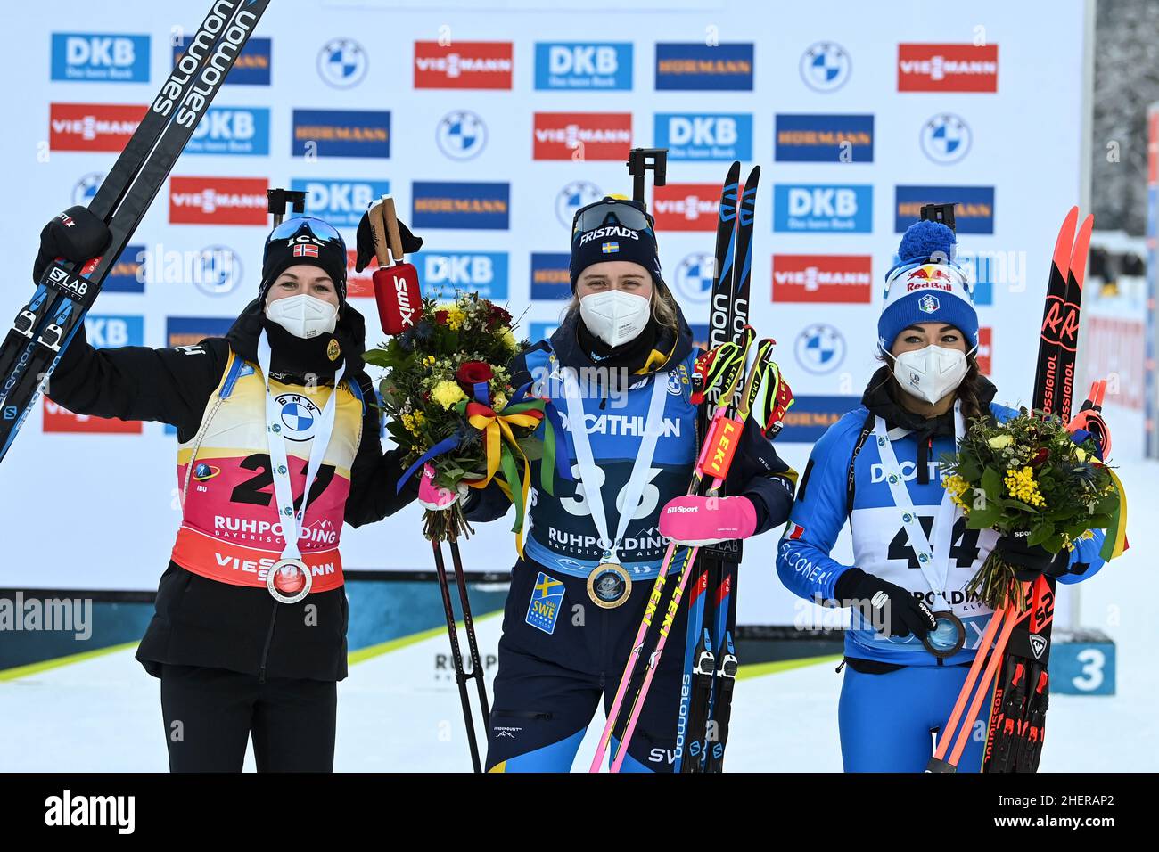 Ruhpolding, Allemagne.12th janvier 2022.Biathlon: Coupe du monde, sprint 7,5 km, femmes.Marte Olsbu Röiseland de Norvège (l-r), vainqueur Elvira Öberg de Suède et Dorothea Wierer d'Italie, deuxième place, célèbrent avec leurs médailles.Credit: Sven Hoppe/dpa/Alay Live News Banque D'Images