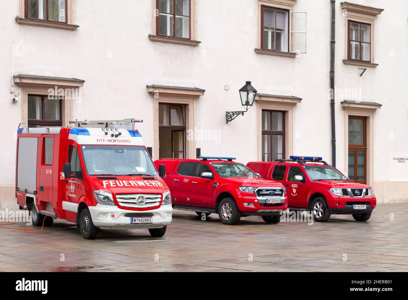 Vienne, Autriche - mai 29 2019 : véhicules du service des incendies garés en face de la statue du Kaiser Franz L. Banque D'Images
