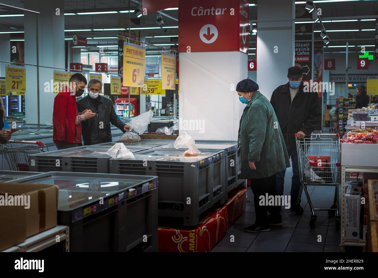 Chisinau, Moldova - 17 octobre 2021 à l'intérieur du supermarché.Les hommes et les femmes âgés portant des masques médicaux sélectionnent de la nourriture dans un supermarché Vellmart. Banque D'Images