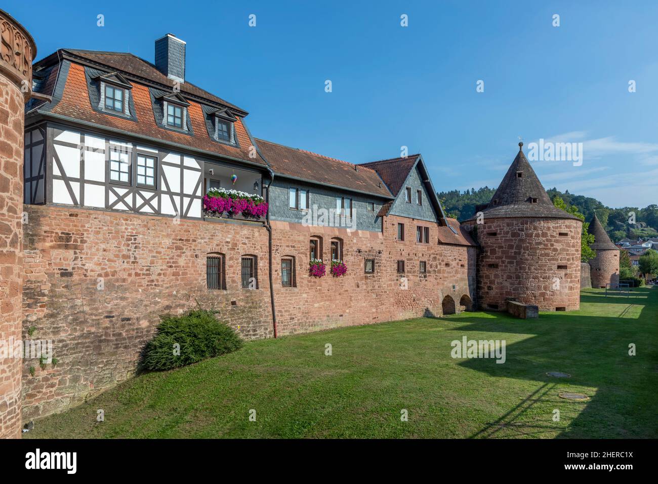 Vue panoramique sur le mur historique de la ville avec des maisons à colombages à Budingen, en Allemagne Banque D'Images