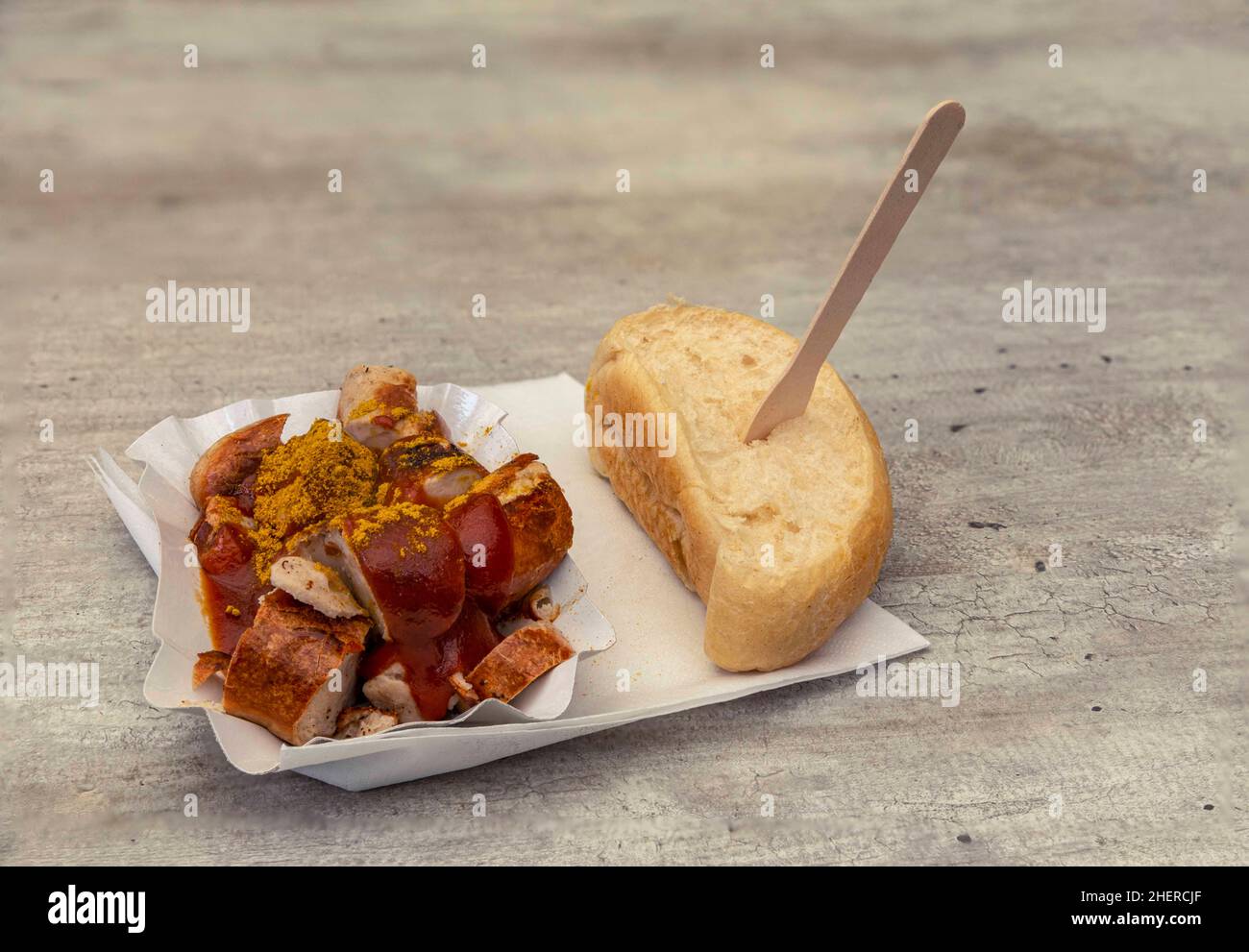 saucisse de curry avec poudre de curry, ketchup et roulés Banque D'Images