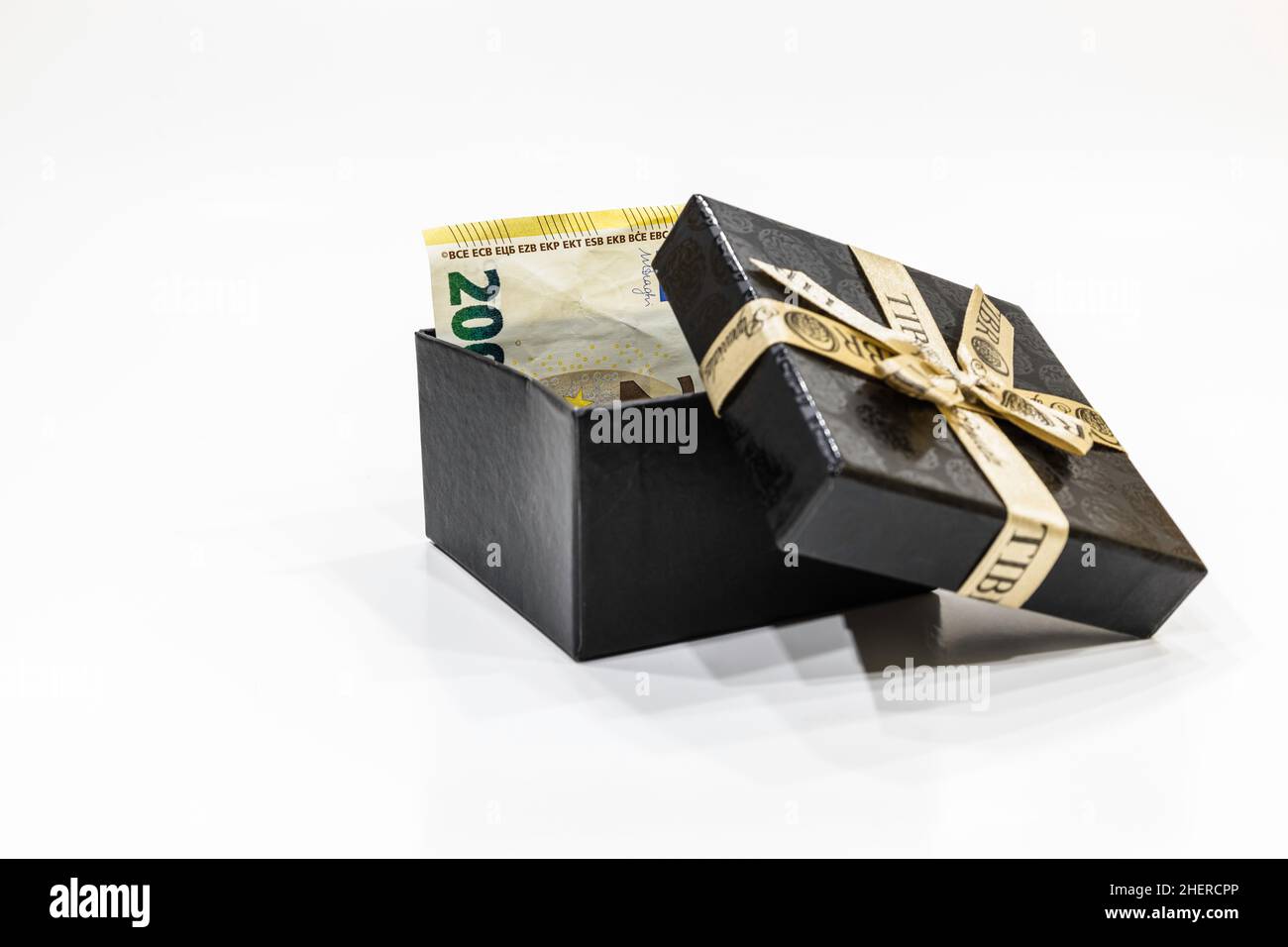 Boîte cadeau avec euro.Billet de banque d'une valeur nominale de 200 euros  Photo Stock - Alamy