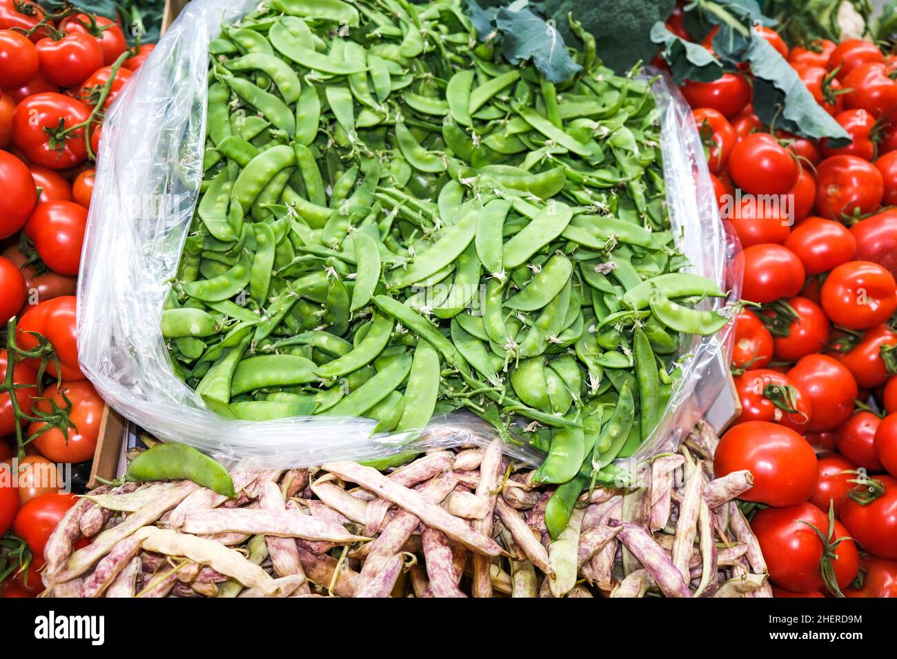 Vue de dessus des légumes de pois verts et de haricots rouges dans l'épicerie. Banque D'Images