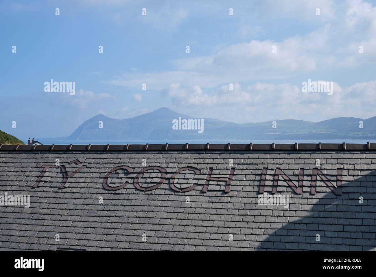 Le panneau sur le toit pour le célèbre Ty Coch Inn Beach bar sur Porth Dinllaen, au nord du pays de Galles Banque D'Images