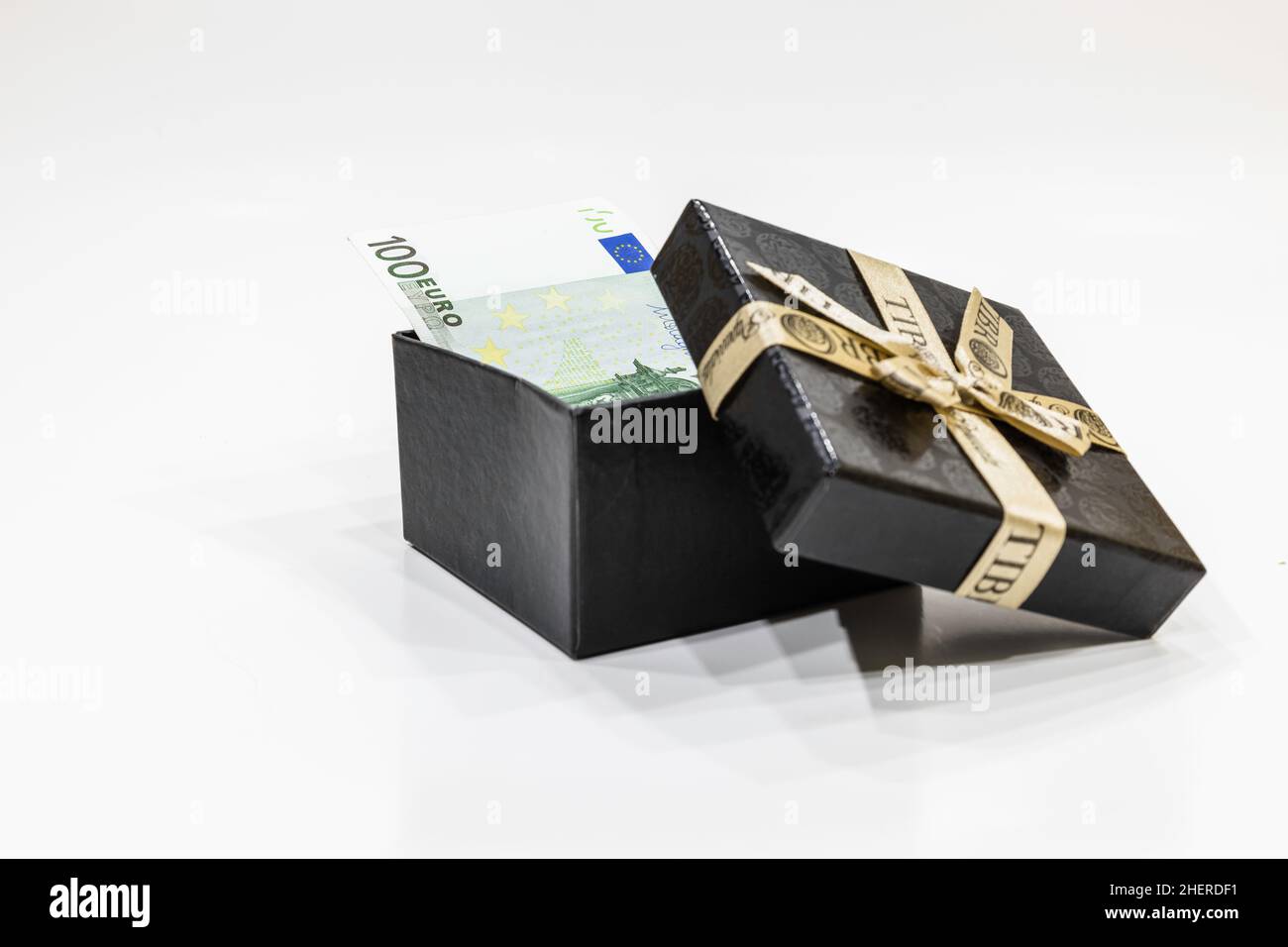 Boîte cadeau avec euro.Billet de banque d'une valeur nominale de 100 euros Banque D'Images