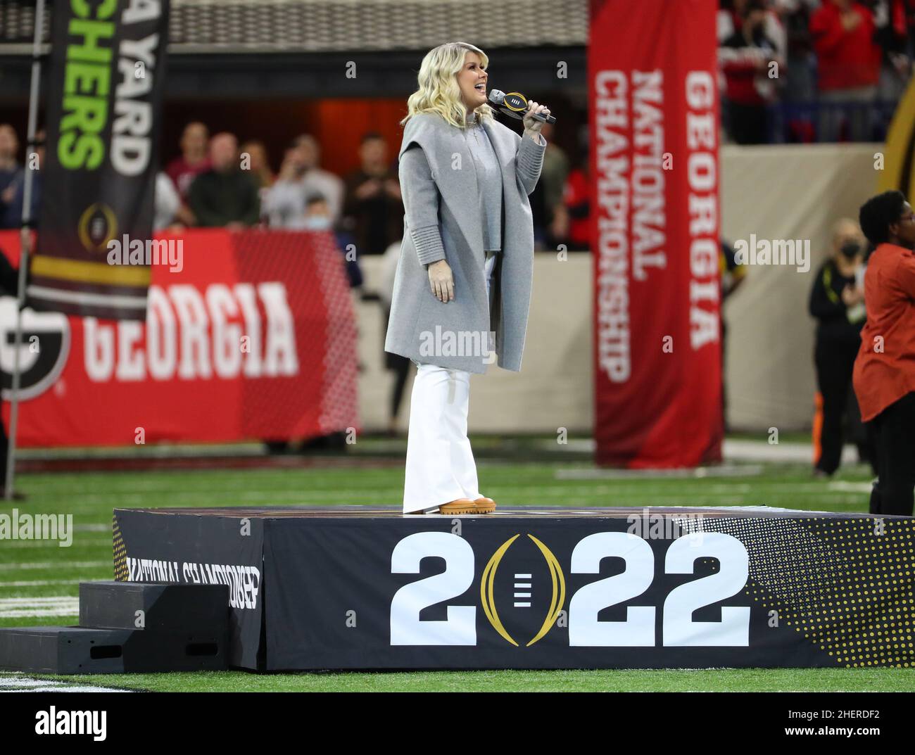 Chanteuse de musique gospel de l'année, Natalie Grant chante l'hymne national avant le match de l'Alabama Crimson Tide et des Georgia Bulldogs Banque D'Images
