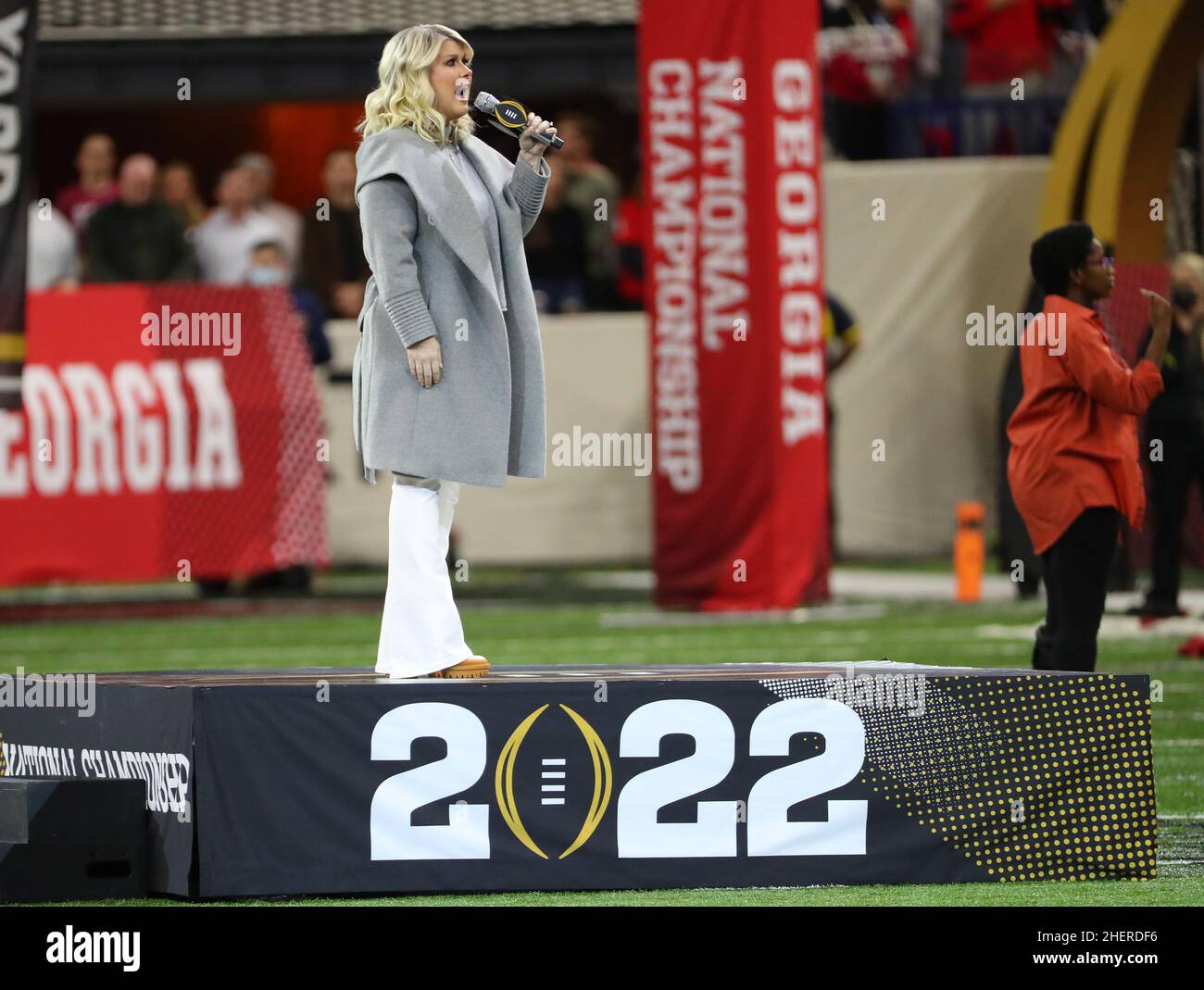 Chanteuse de musique gospel de l'année, Natalie Grant chante l'hymne national avant le match de l'Alabama Crimson Tide et des Georgia Bulldogs Banque D'Images