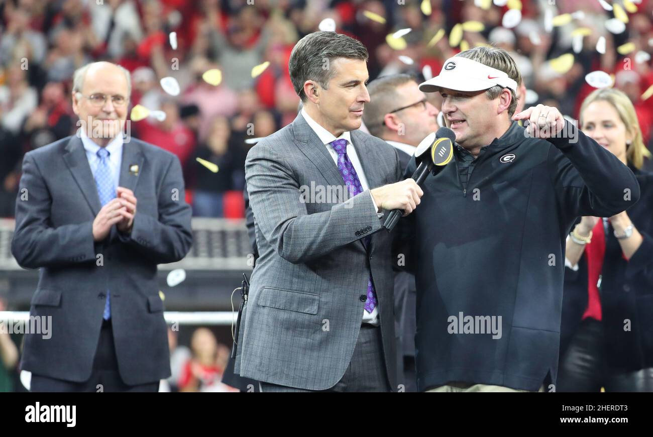 Bill Hancock, directeur exécutif de la CFP, regarde pendant que le journaliste d'ESPN Chris Fowler interroge l'entraîneur-chef de Georgia Bulldogs Kirby Smart pendant le récipiendaire du trophée Banque D'Images