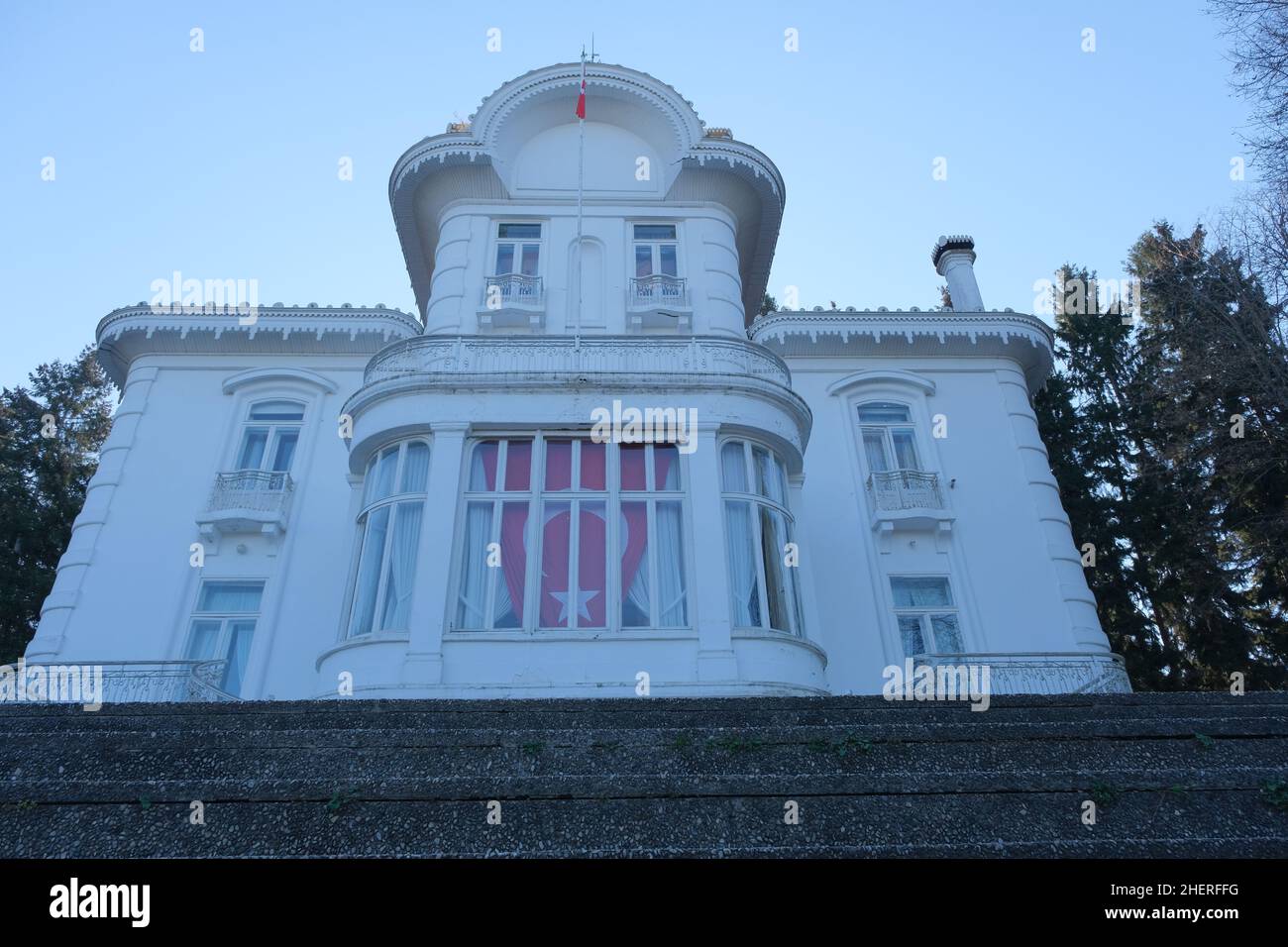 Trabzon, pavillon Ataturk, nom local est ataturk kosku à Trabzon. Photo de la maison blanche en bas angle. Banque D'Images