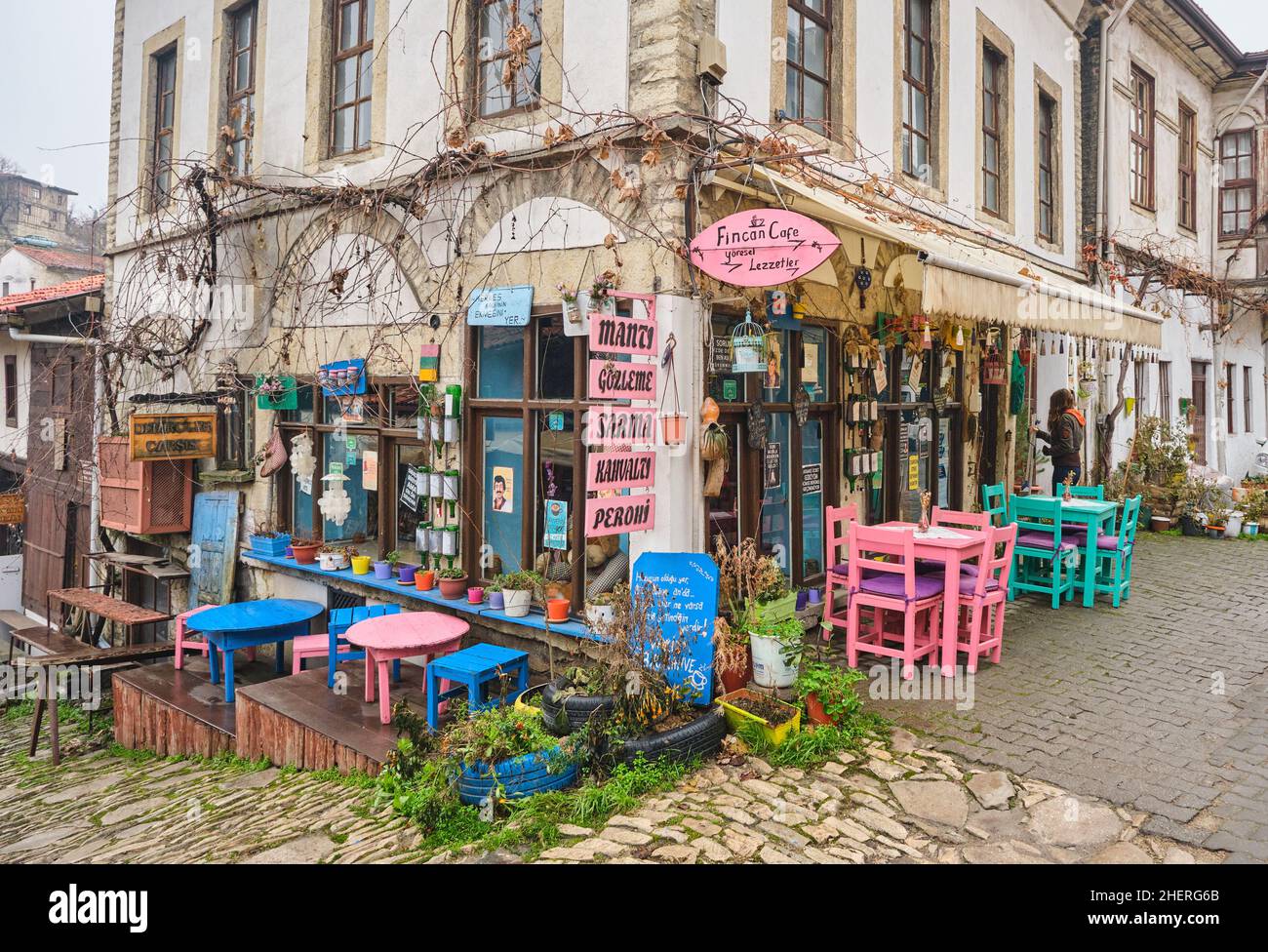 01.01.2022. Safranbolu.Dinde. Un café mignon, une table colorée et de jolis détails de la boutique de thé à safranbolu Turquie.Photo fraîche, jour de l'année. Banque D'Images
