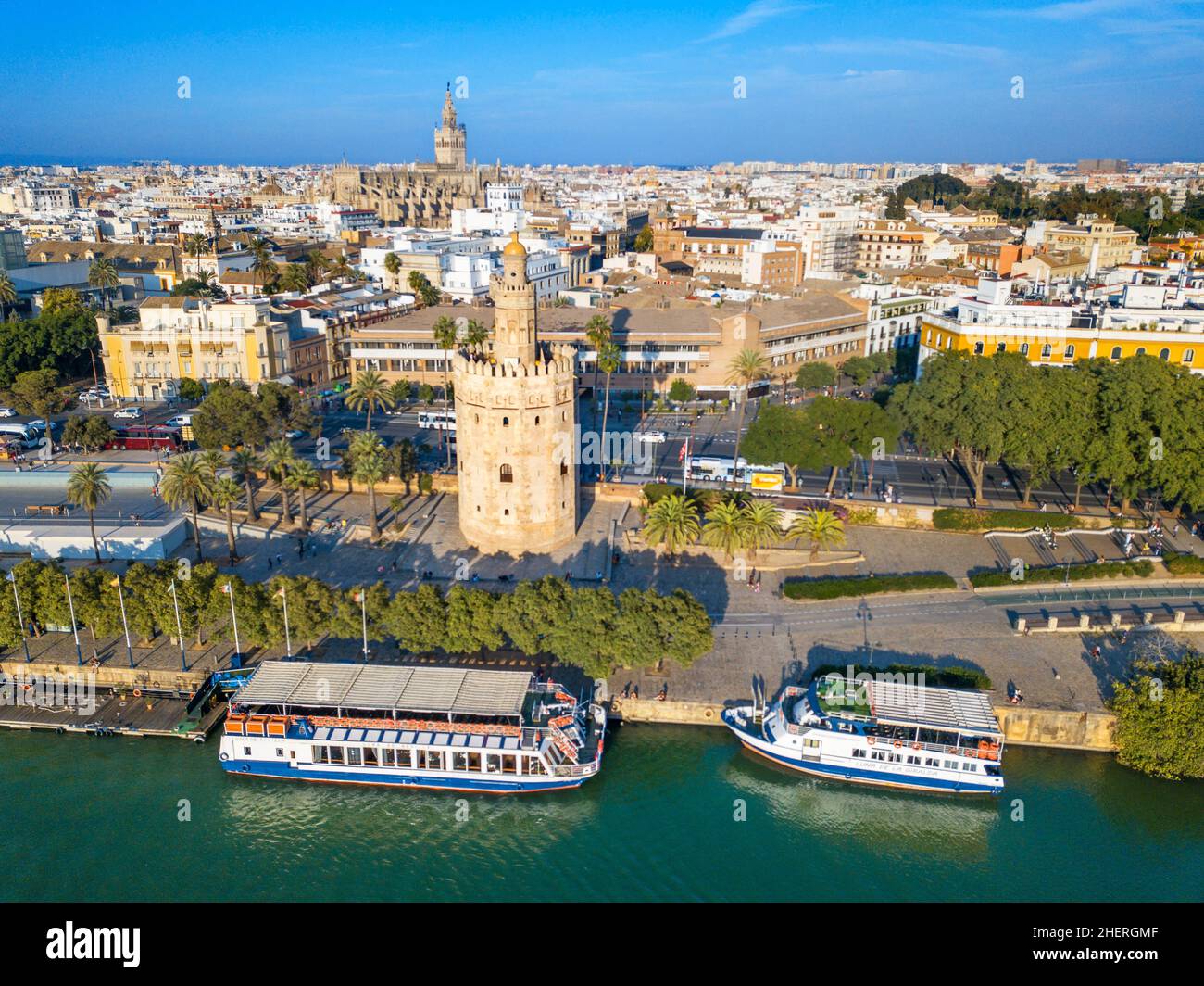 Vue aérienne du fleuve Guadalquivir et de la Torre del Oro ce qui se traduit par la Tour d'Or - site historique du XIII siècle à Séville, Andalousie Banque D'Images