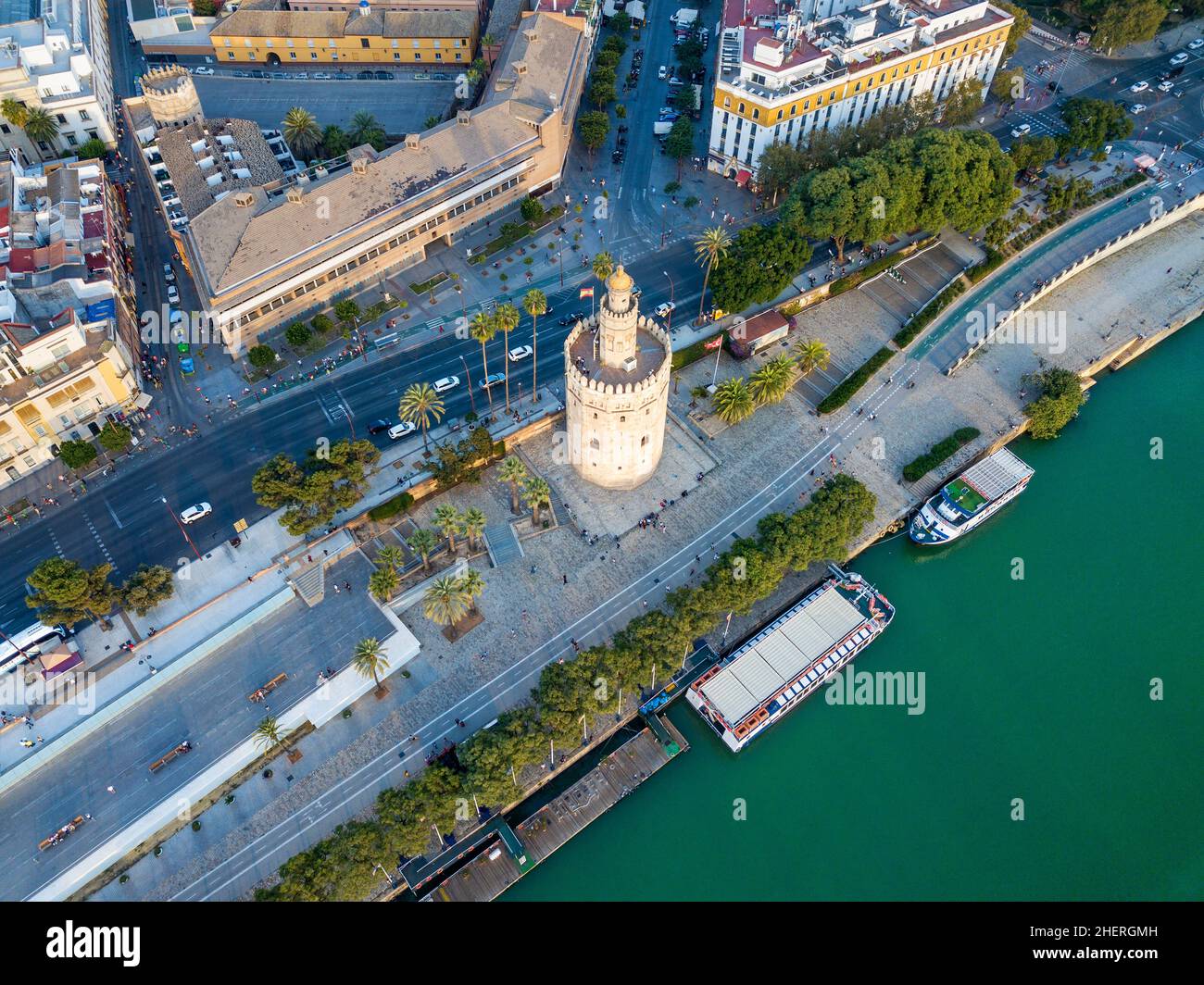 Vue aérienne du fleuve Guadalquivir et de la Torre del Oro ce qui se traduit par la Tour d'Or - site historique du XIII siècle à Séville, Andalousie Banque D'Images
