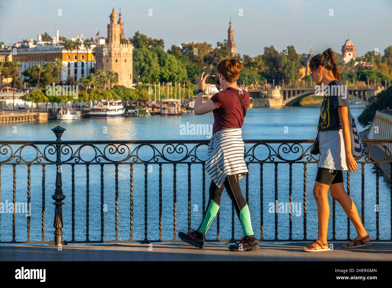 Touristes dans le fleuve Guadalquivir et la Torre del Oro ce qui se traduit par la Tour de l'Or - site historique du XIII siècle à Séville, Andalousie, S Banque D'Images