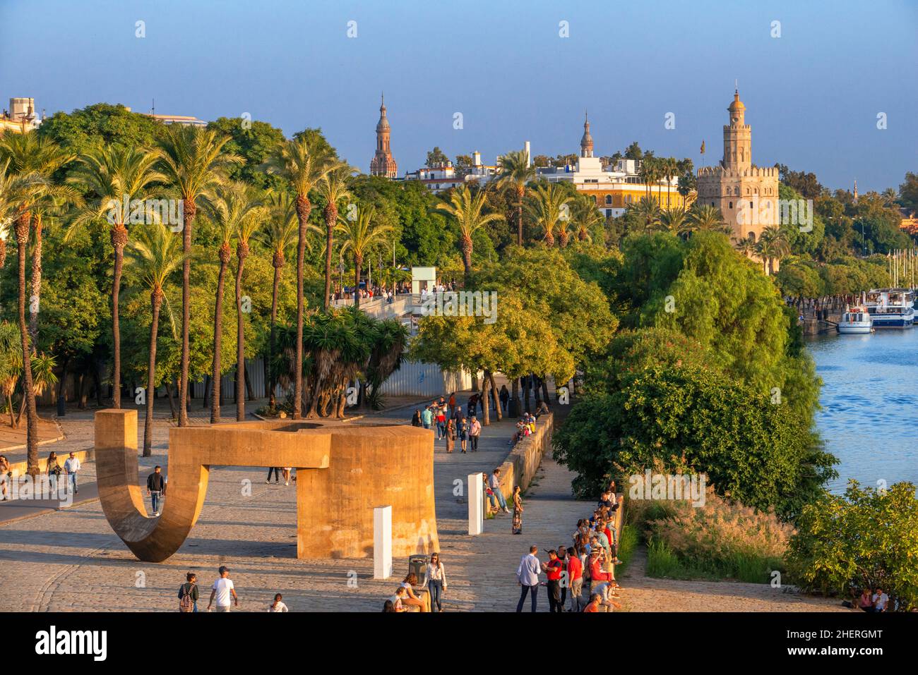 Monument à la tolérance, par Eduardo Chillida, à la Muelle de la Sal et à la Torre del Oro ce qui se traduit par la Tour de l'Or - site historique de XIII Banque D'Images
