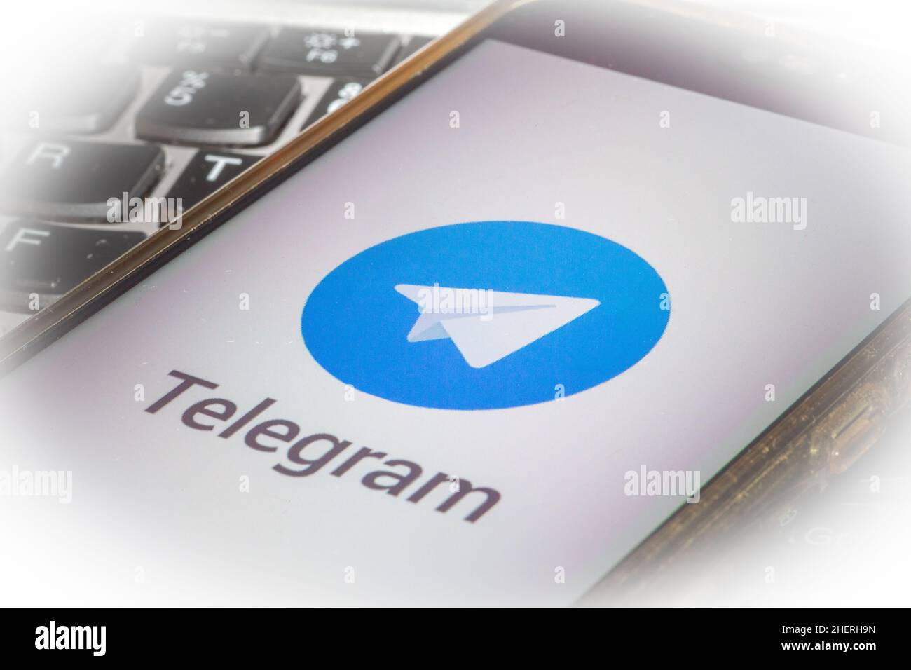 Image de symbole télégramme : logo de télégramme et lettrage sur un smartphone Banque D'Images