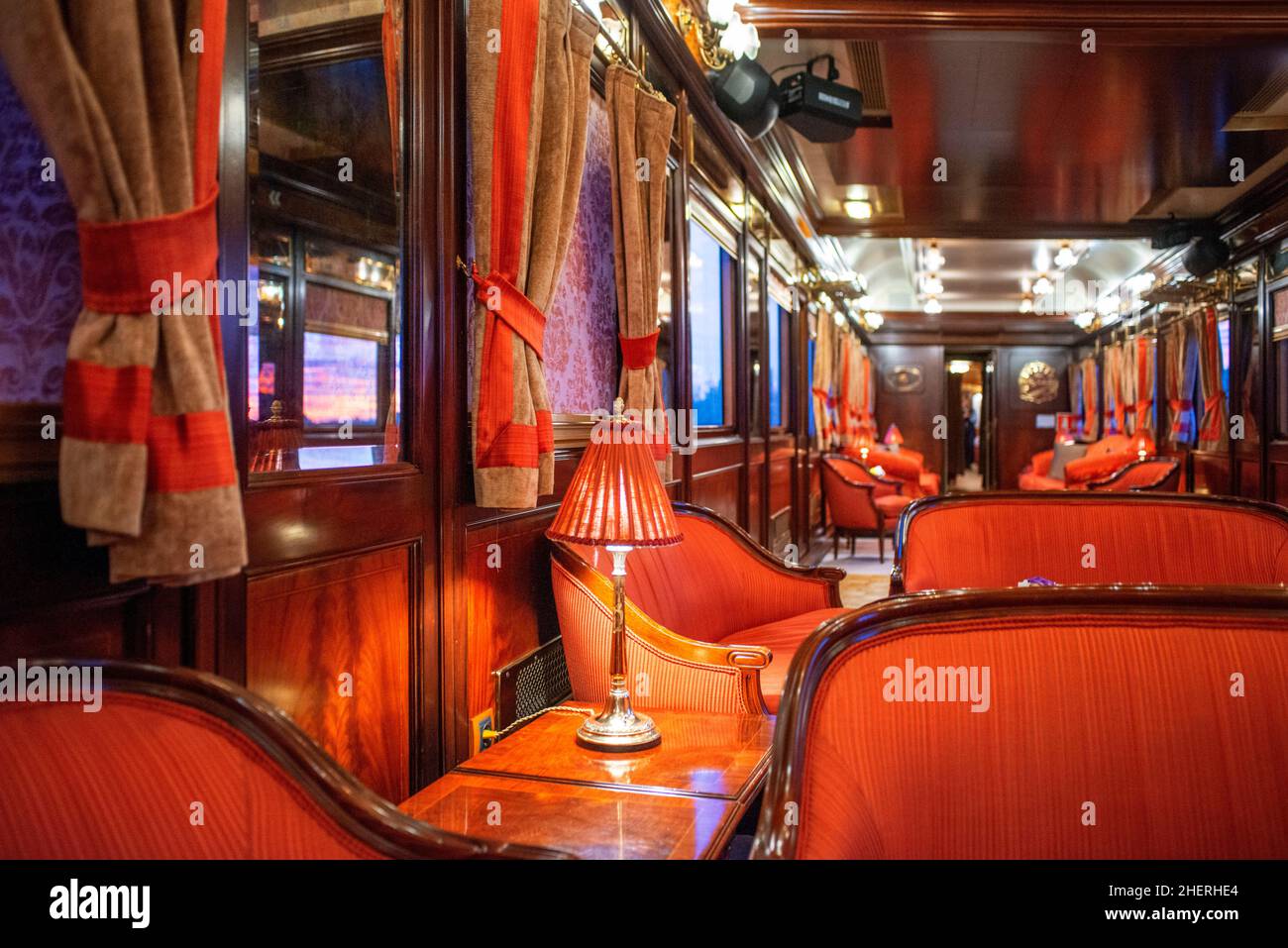 Wagon de berline du train de luxe Al-Andalus voyageant autour de l'Andalousie Espagne.Le train Al Andalus prend une visite de 7 jours et 6 nuits, en visitant les villes Banque D'Images