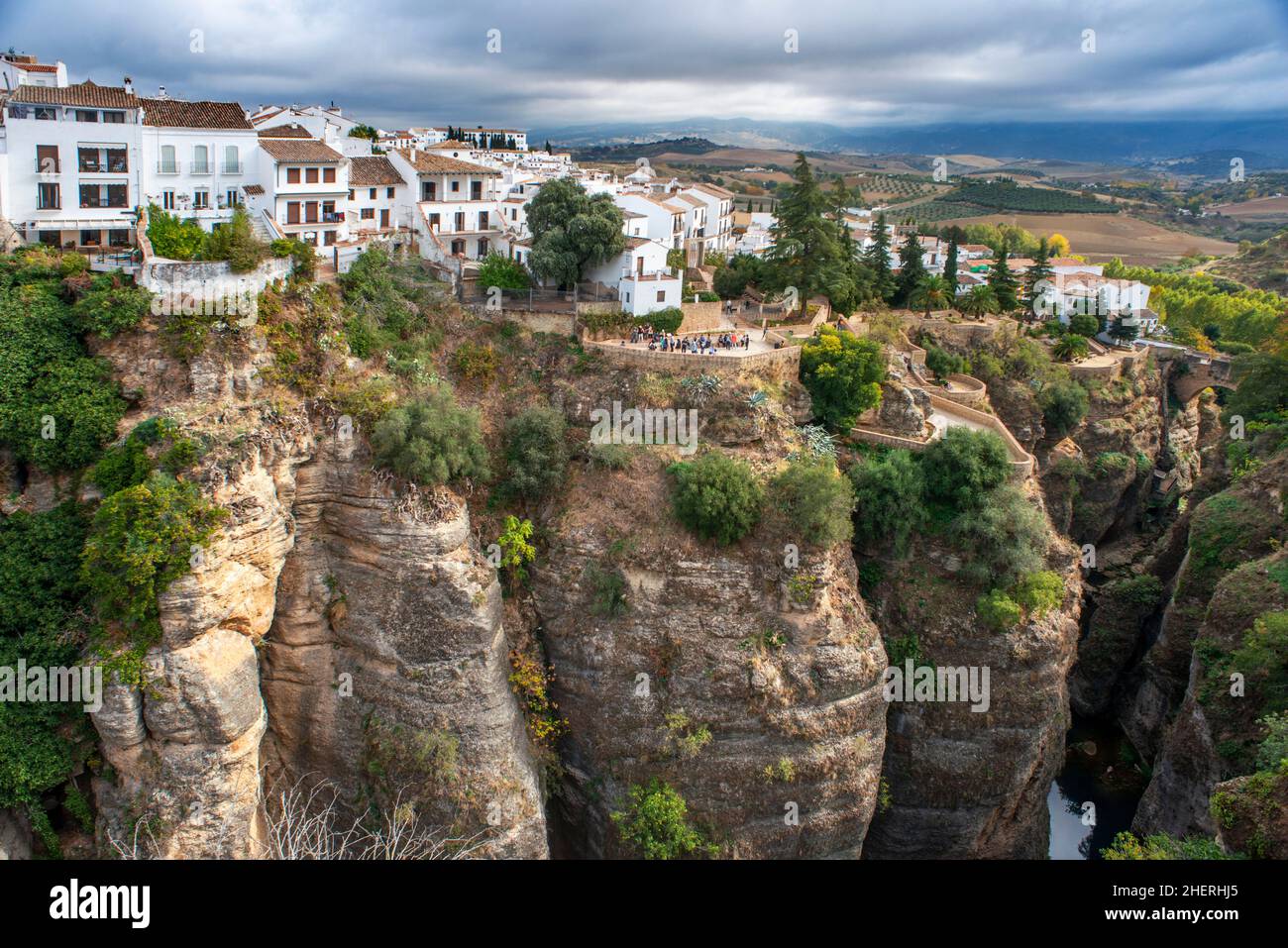 Paysage de maisons blanches du nouveau pont Puente Nuevo et de la gorge El Tajo, Ronda, Andalousie, Espagne Banque D'Images