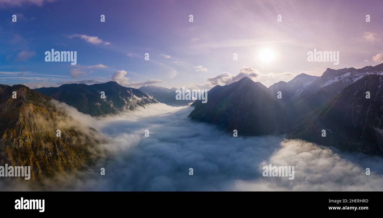 vue aérienne sur les nuages de brouillard de sol dans les montagnes du tyrol au lever du soleil Banque D'Images