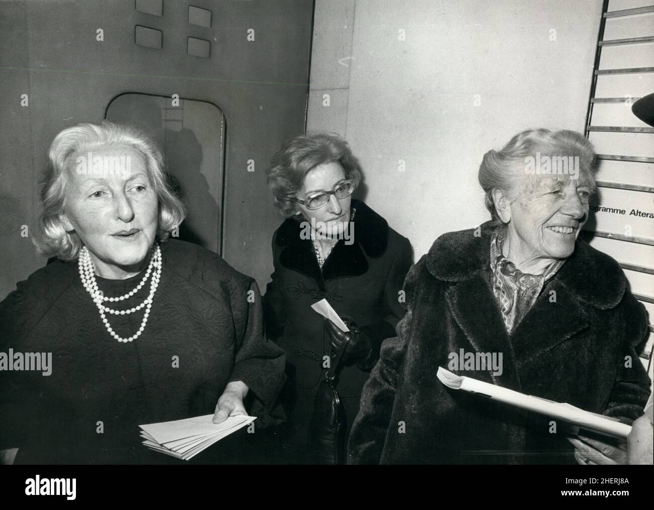 11 novembre 1975 - Londres, Angleterre, Royaume-Uni - la famille Wagner a eu une rare réunion à Londres hier soir pour entendre une performance de l'un des opéras moins connus 'Der Friedensengel'.Mme WINIFRED WAGNER, veuve de S. Wagner, avec ses filles, Mlle FRIEDELIND WAGNER (à gauche) et Mme BERENA LAFFERENTZ, au centre, lors de la représentation hier soir.(Image de crédit : © Keystone Press Agency/ZUMA Wire) Banque D'Images