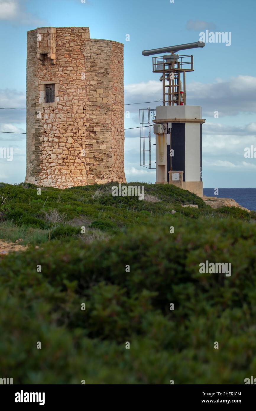 Ancienne tour de guet Torre d'en BEU et station radar sur une falaise à Cala Figuera, Santanyí, Majorque, Majorque, Iles Baléares,Espagne Banque D'Images