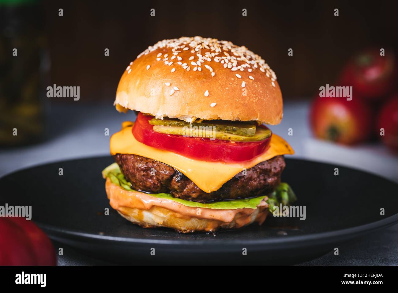 Burger classique et juteux fait sur un barbecue au charbon de bois.Restauration rapide Banque D'Images