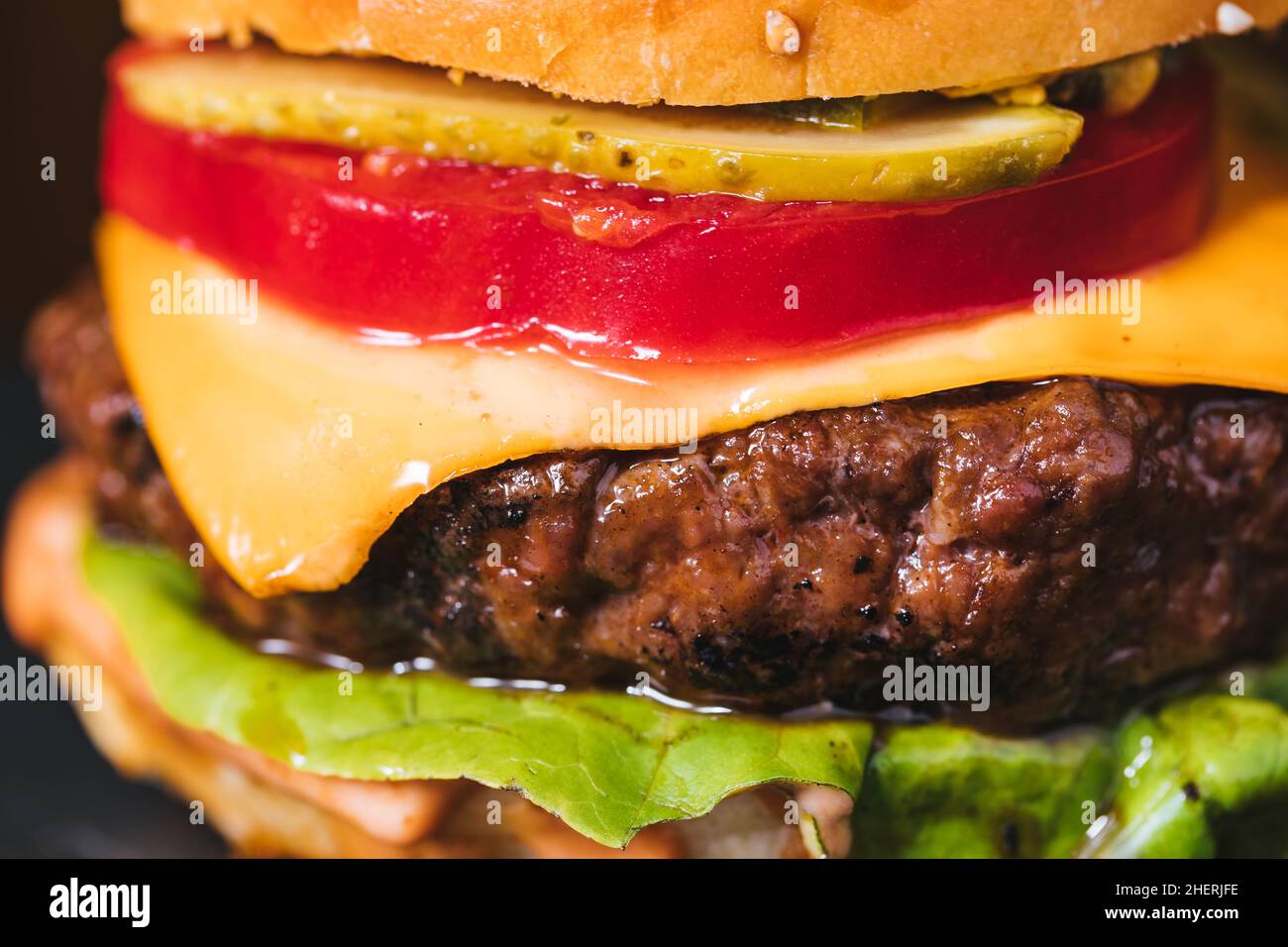 Burger classique et juteux fait sur un barbecue au charbon de bois.Restauration rapide Banque D'Images