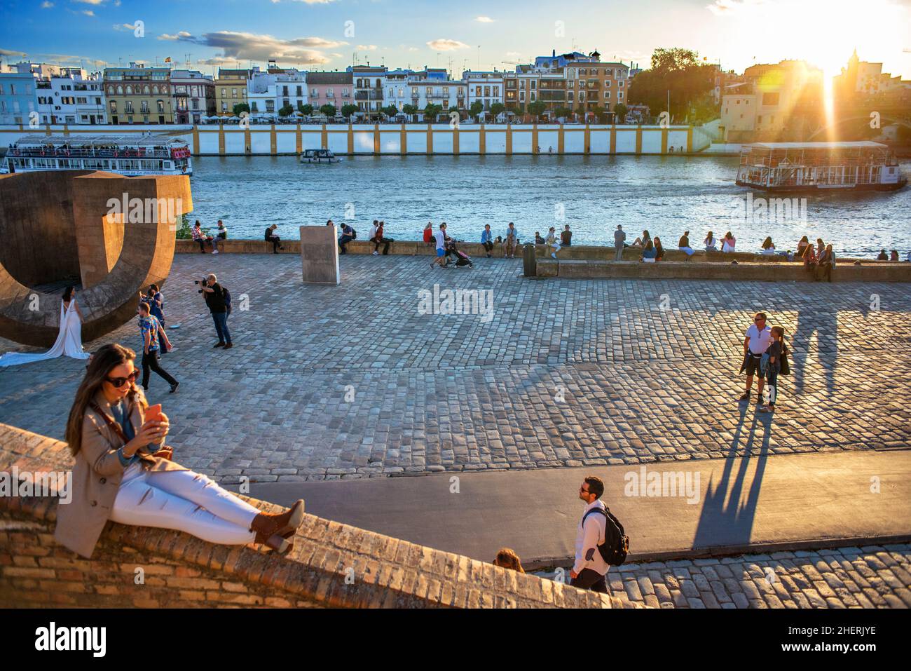 Monument à la tolérance, par Eduardo Chillida, à la Muelle de la Sal et à la Torre del Oro ce qui se traduit par la Tour de l'Or - site historique de XIII Banque D'Images