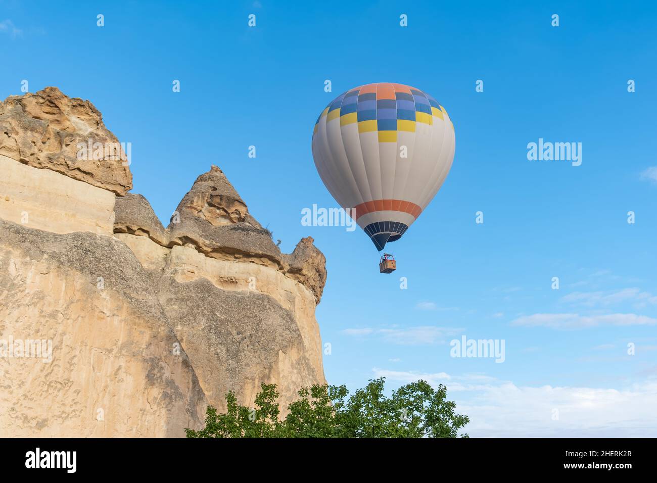 Ballons à air chaud et cheminées de fées dans la vallée de Pasabag ou la vallée de Monks, Musée de l'air libre de Zelve, Cappadoce, Turquie. Banque D'Images