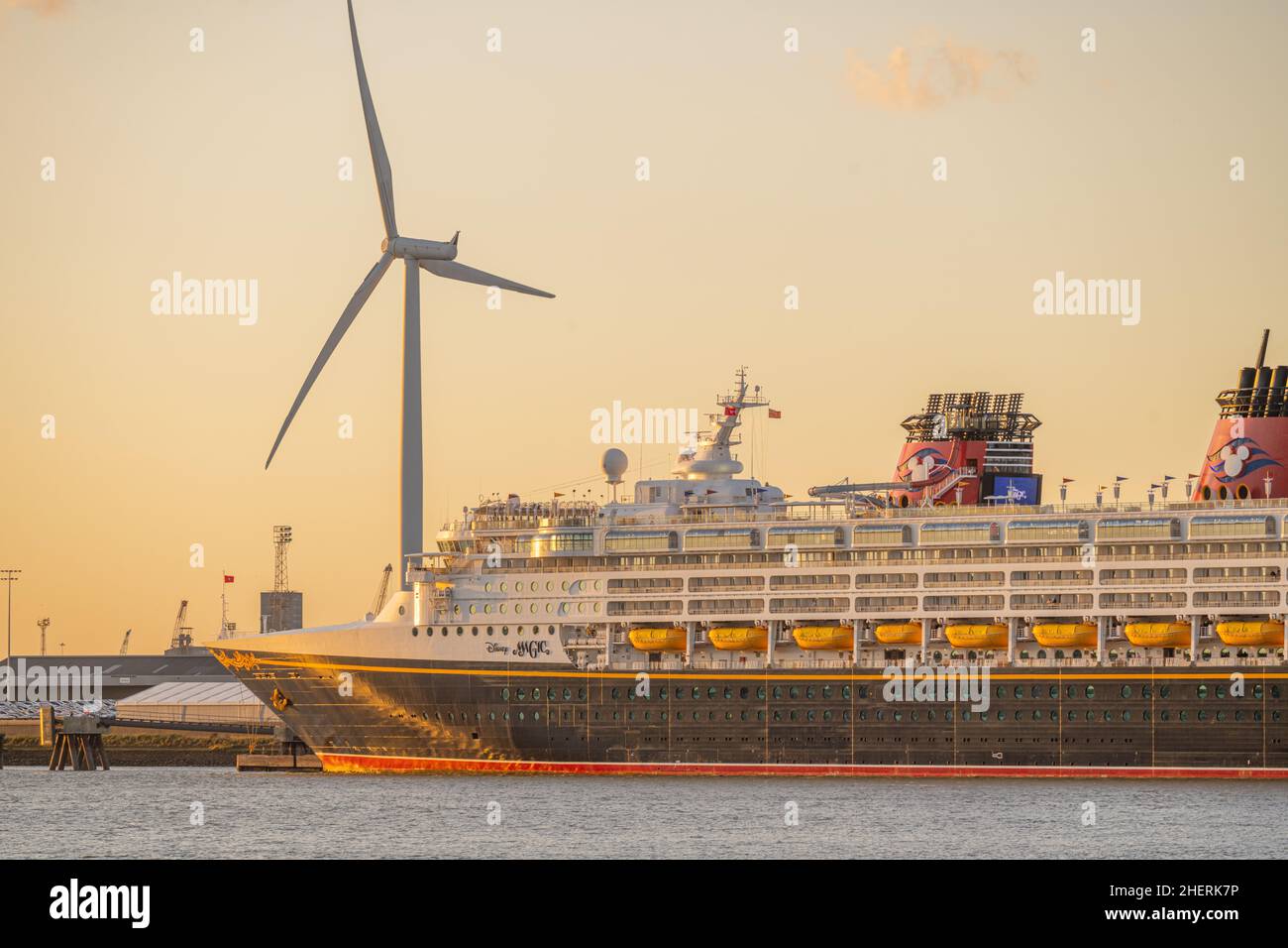 Disney Magic amarré au terminal de croisière de Tilbury au départ de Gravesend Kent Banque D'Images