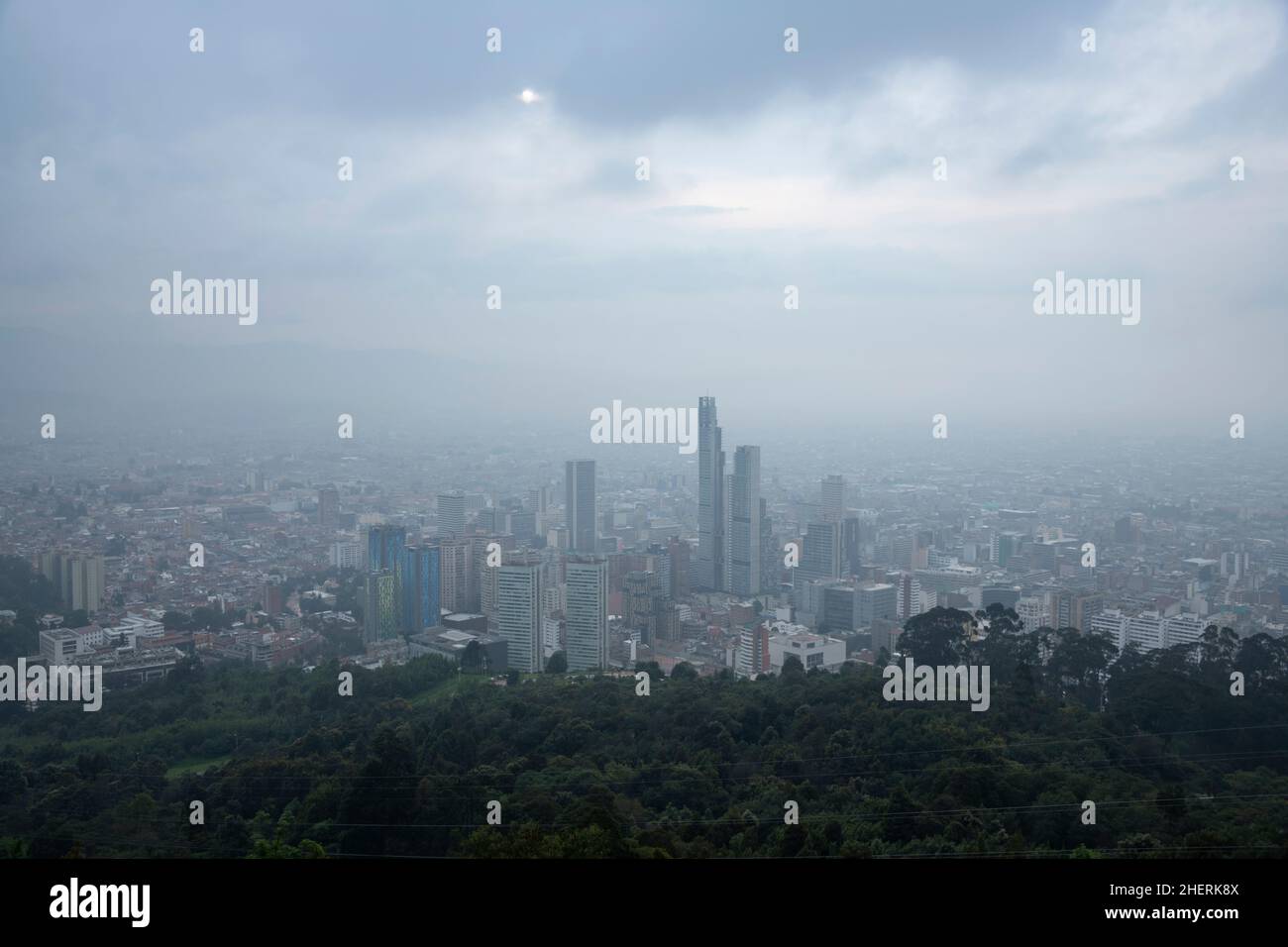 Paysage urbain brumeux du centre de Bogota, capitale de la Colombie, Amérique du Sud.Pollution et conditions météorologiques causant un smog au-dessus de la ville. Banque D'Images