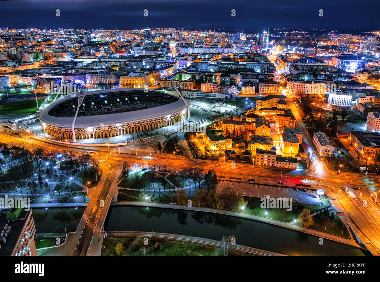 Une vue aérienne de nuit sur le stade Dinamo à Minsk, en Biélorussie.Un stade de football polyvalent et sportif tiré d'un paysage urbain de drone Banque D'Images