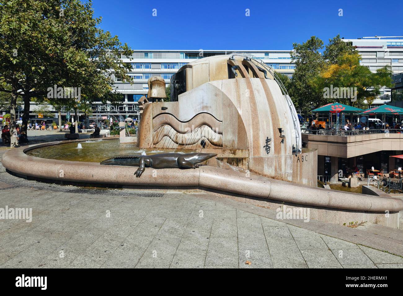 World Globe Fountain, Fontaine représentant la Terre, Breitscheidplatz, Charlottenburg, Berlin, Allemagne Banque D'Images