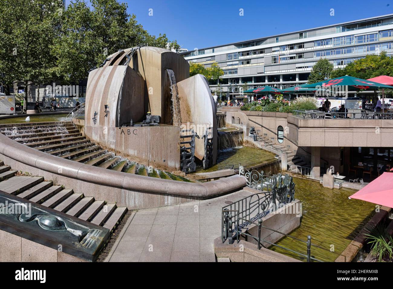 World Globe Fountain, Fontaine représentant la Terre, Breitscheidplatz, Charlottenburg, Berlin, Allemagne Banque D'Images
