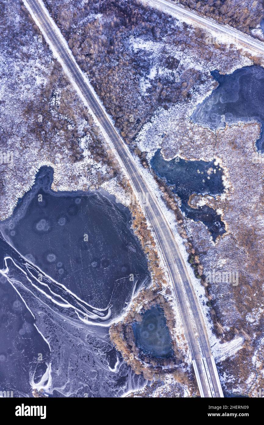 Vol au-dessus de glace de brise de lac congelée dans l'europe rurale.Photographie aérienne en hiver Banque D'Images