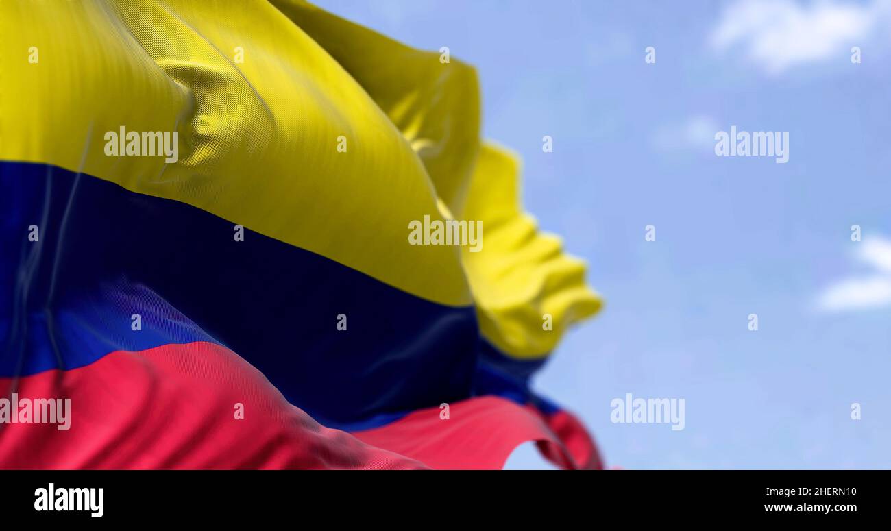 Gros plan détaillé du drapeau national de la Colombie qui agite dans le vent par temps clair.Démocratie et politique.Pays sud-américain.Mise au point sélective. Banque D'Images