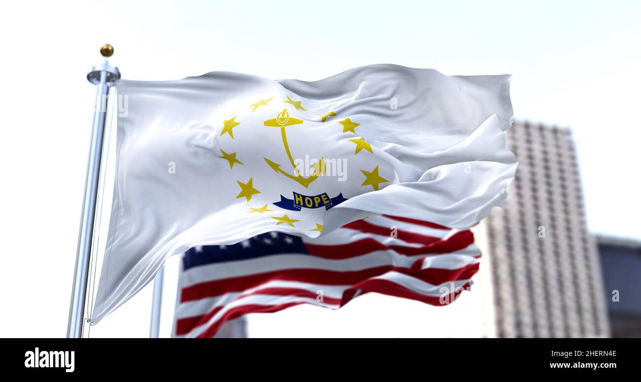 Le drapeau de l'état américain de Rhode Island agitant dans le vent avec le drapeau américain flou en arrière-plan.Rhode Island a été admis à l'Union o Banque D'Images