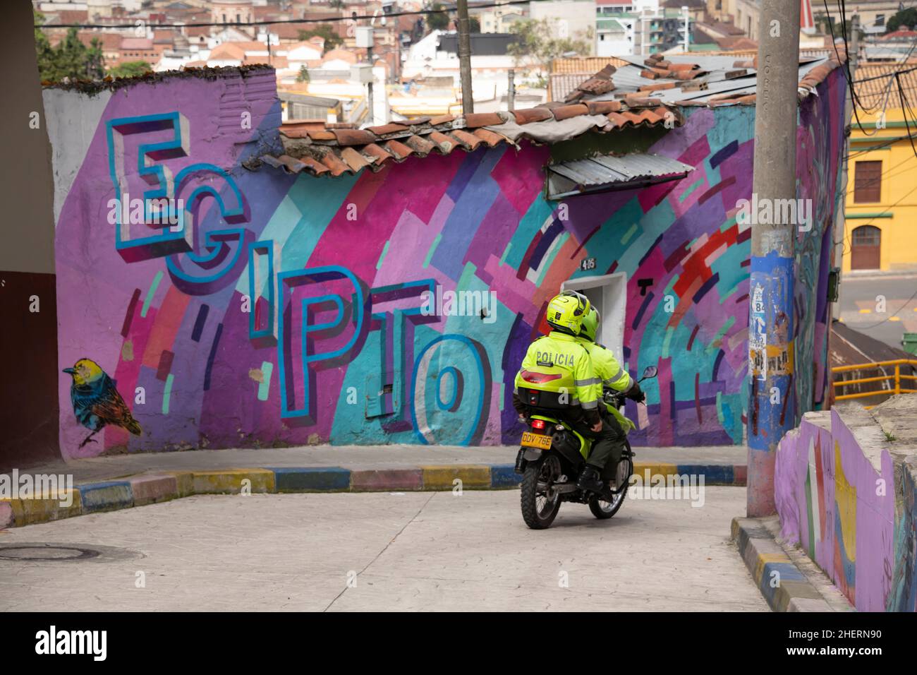 Police moto sur partrol dans le quartier autrefois célèbre de Barrio Egipto, Bogota, Colombie, Amérique du Sud.Visites touristiques maintenant. Banque D'Images