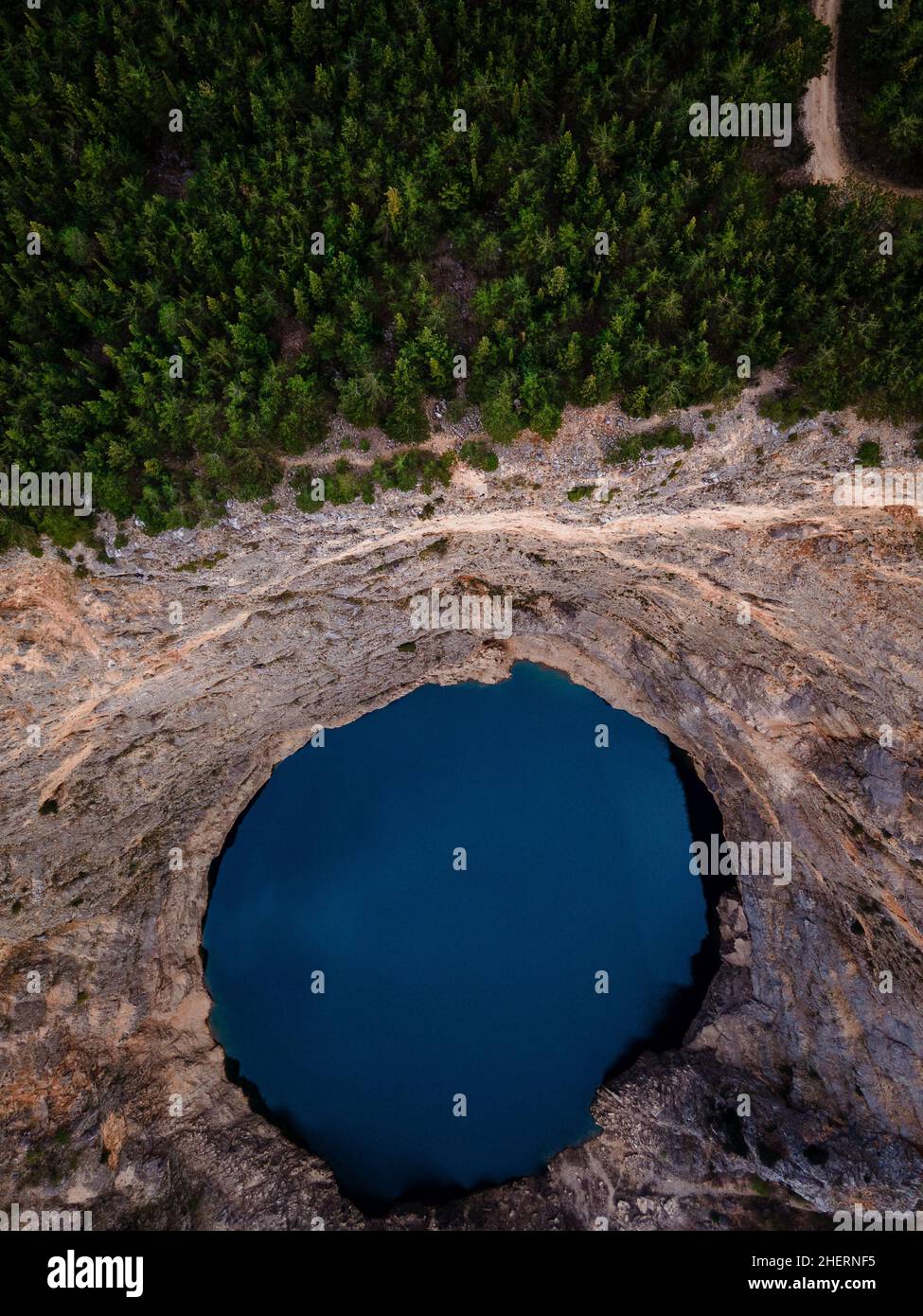 Demi-forêt, demi-lac au lac Rouge en avril à Imotski, Dalmatie, Croatie Banque D'Images