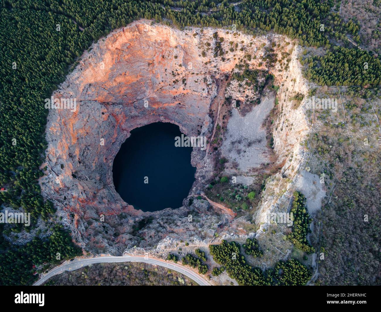 Le lac rouge est un lac rouge coloré grâce à un rapport élevé de fer dans les roches de Dalmatie, Croatie Banque D'Images