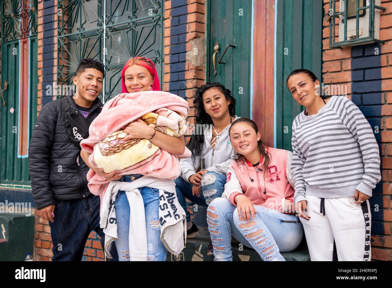 Groupe heureux de jeunes avec bébé dans le quartier autrefois célèbre de Barrio Egipto, Bogota, Colombie, Amérique du Sud. Banque D'Images