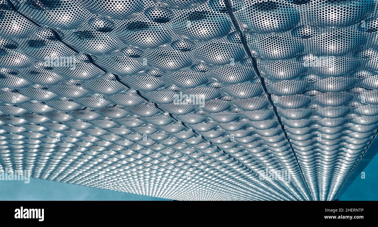 Construction avec textures géométriques, construction avec géométrie abstraite et fond ciel Banque D'Images