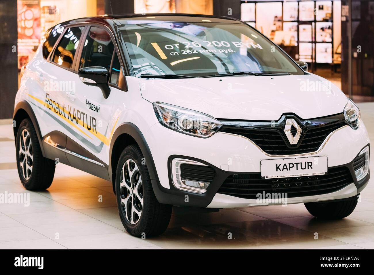 Couleur blanche Renault Kaptur car est le Crossover sous-compact dans le centre commercial Hall. Banque D'Images