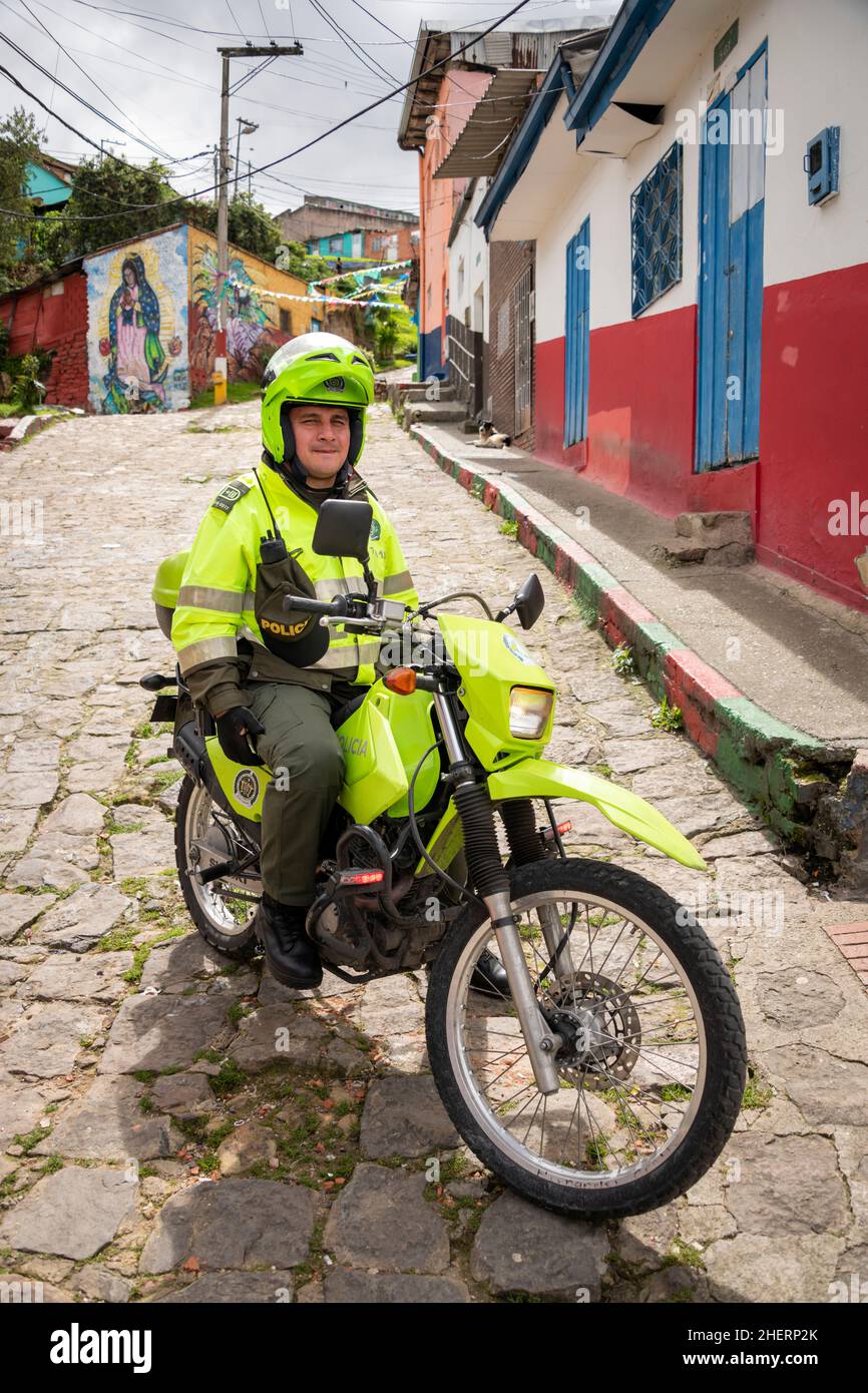 Policier à moto, patrouille de garde du clan et criminel autrefois célèbre Barrio Egipto, Bogota, Colombie. Banque D'Images