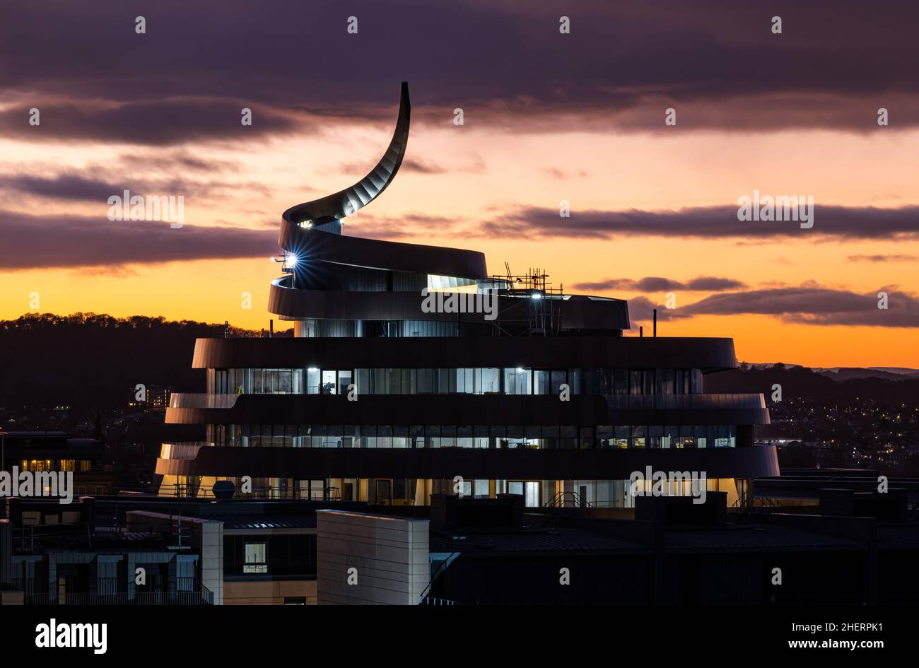 Nouveau développement du quartier St James illuminé la nuit avec un coucher de soleil coloré, Edimbourg, Ecosse, Royaume-Uni Banque D'Images