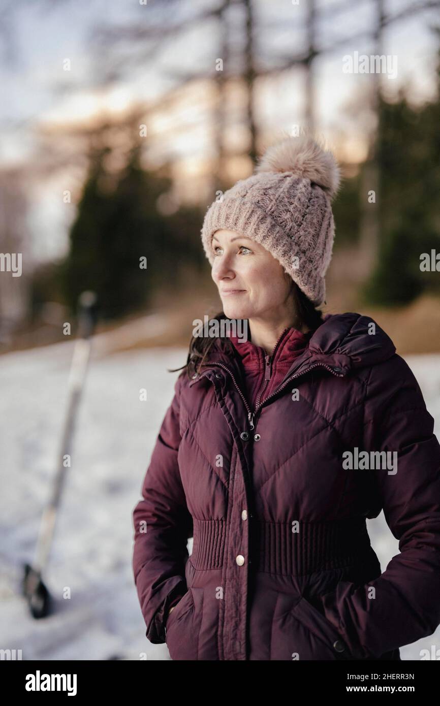 Femme avec chapeau dans la neige Banque D'Images
