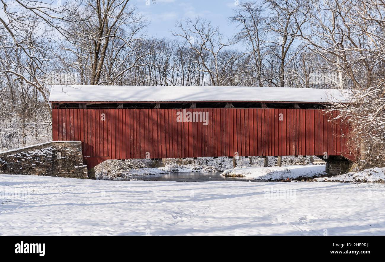 Pont couvert historique de Pool Forge avec neige lors d'une journée d'hiver dans le comté de Lancaster, Pennsylvanie, États-Unis Banque D'Images